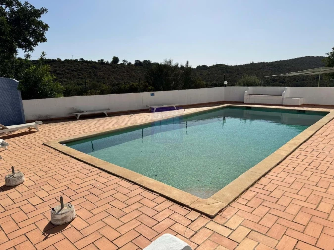 Moradia T4 para Venda em Santa Barbara de Nexe