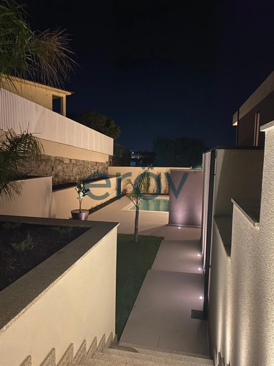 Moradia T4 para Venda em Requião Foto 49