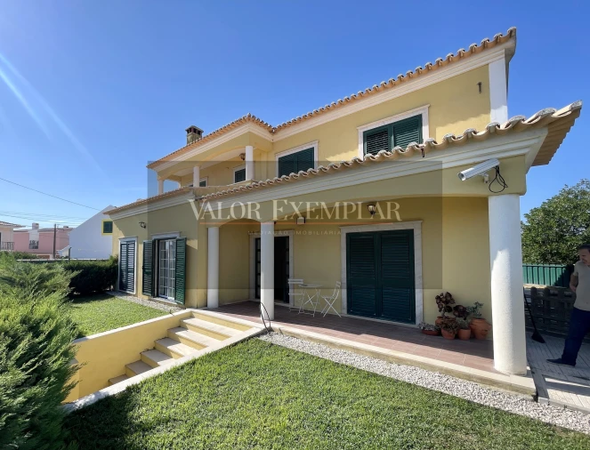 Moradia T4 para Venda em Atalaia e Alto Estanqueiro-Jardia