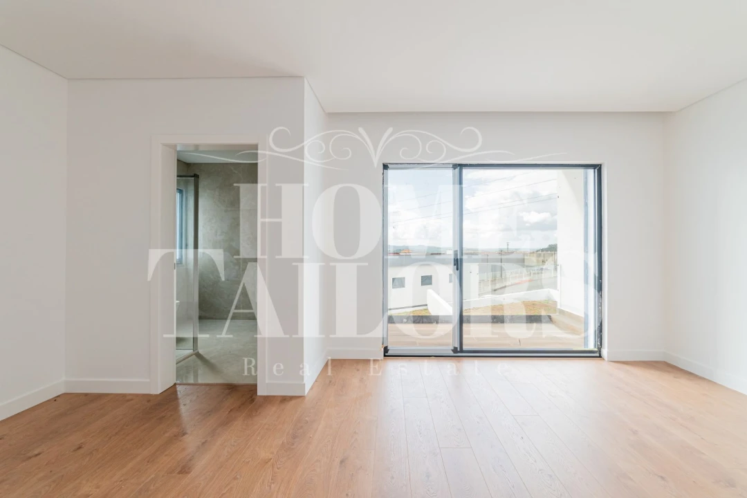 Moradia T4 para Venda em Igreja Nova e Cheleiros Foto 24