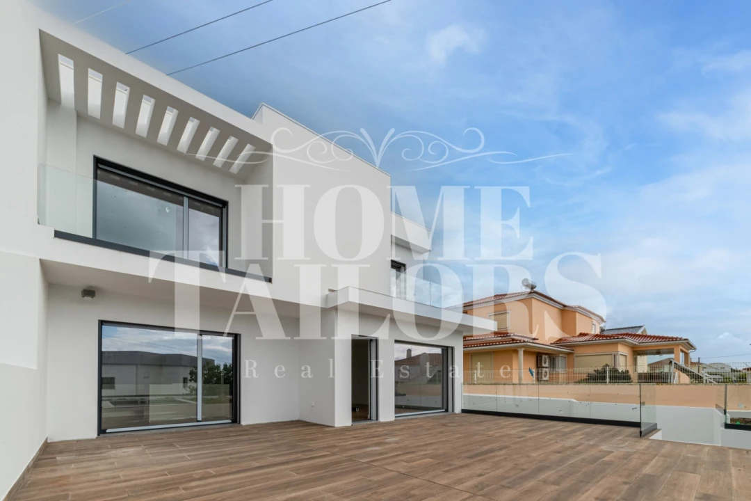 Moradia T4 para Venda em Igreja Nova e Cheleiros Foto 2