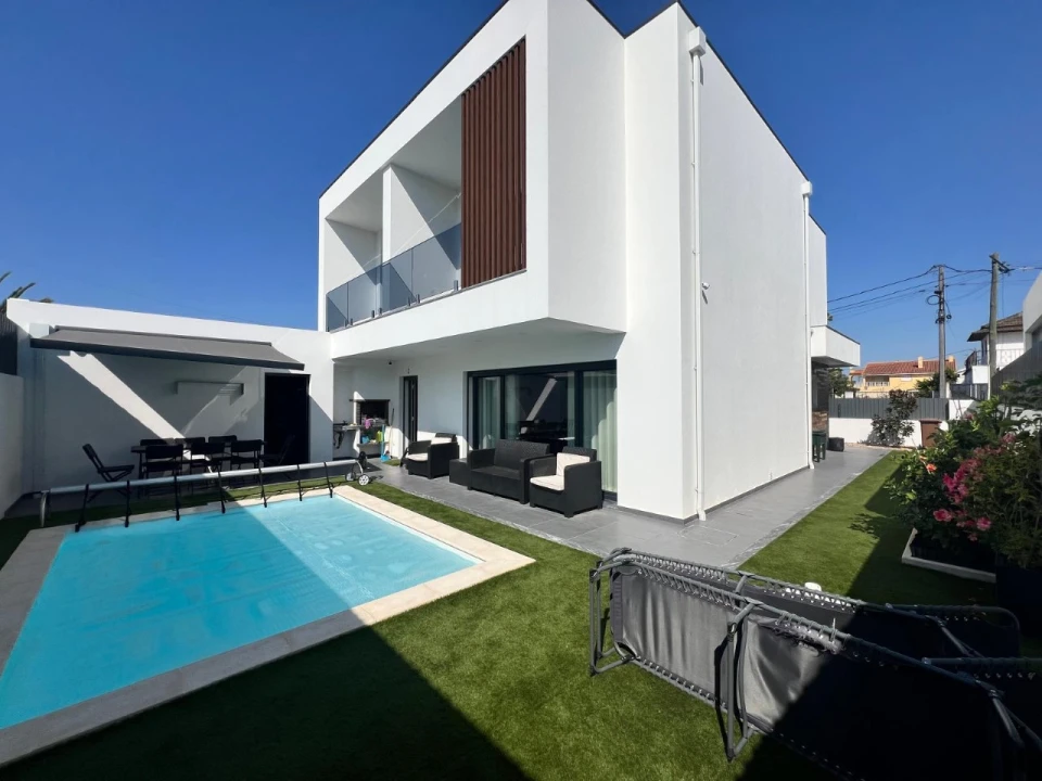 Moradia T4 para Venda em Fernao Ferro Foto 1