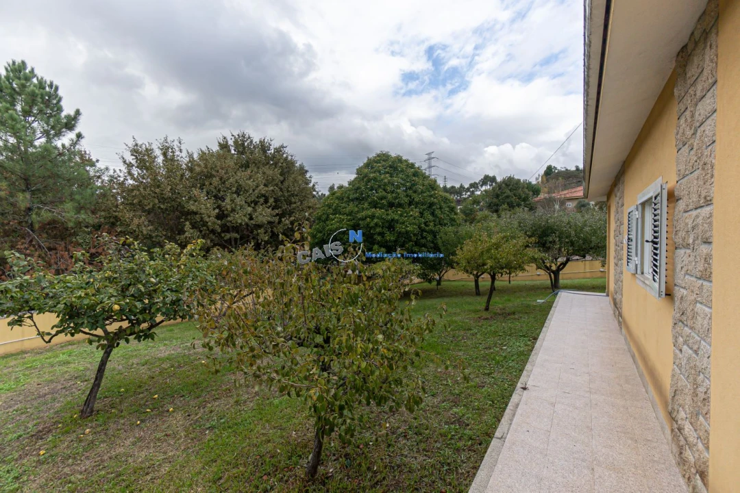 Moradia T4 para Venda em Recarei Foto 6