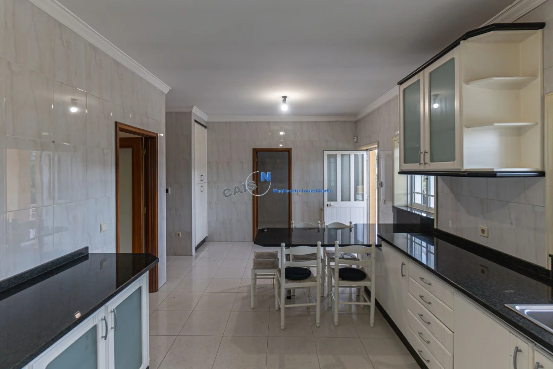 Moradia T4 para Venda em Recarei Foto 11