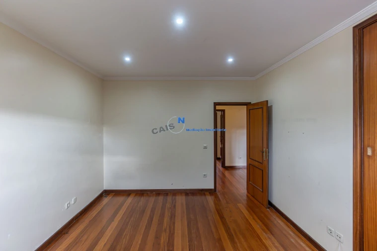 Moradia T4 para Venda em Recarei Foto 22