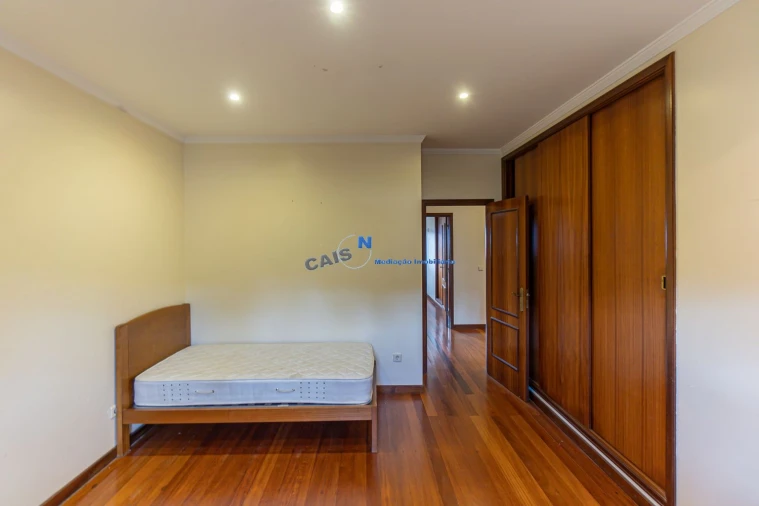 Moradia T4 para Venda em Recarei Foto 27