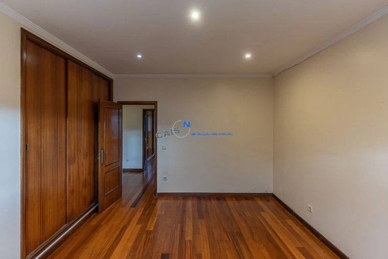 Moradia T4 para Venda em Recarei Foto 24