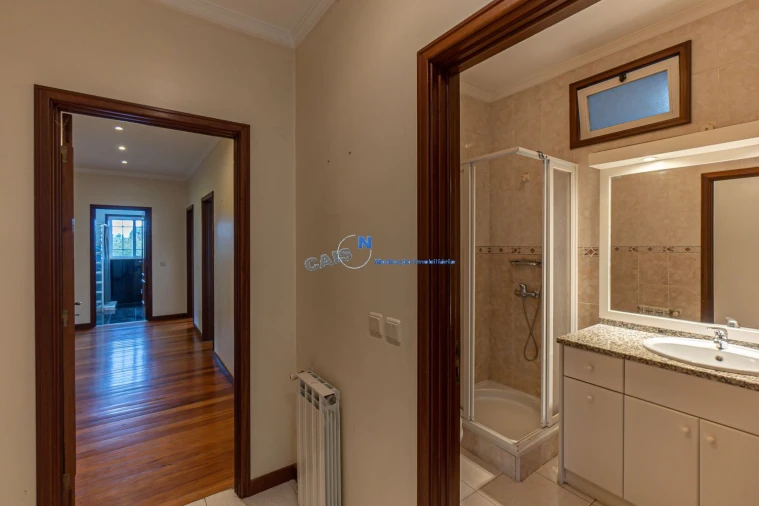 Moradia T4 para Venda em Recarei Foto 18