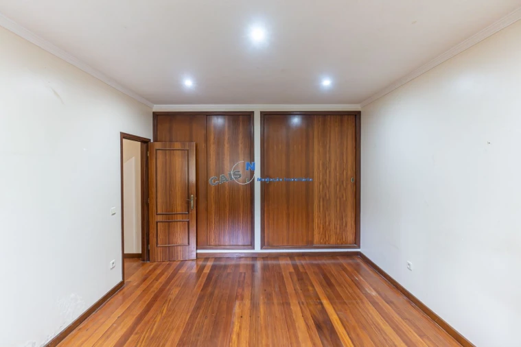 Moradia T4 para Venda em Recarei Foto 31