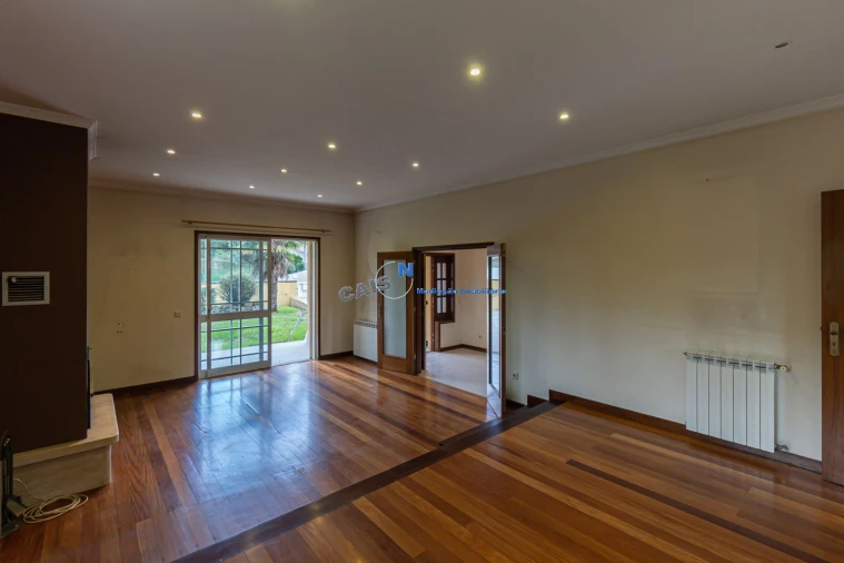 Moradia T4 para Venda em Recarei Foto 13