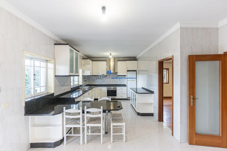 Moradia T4 para Venda em Recarei Foto 7