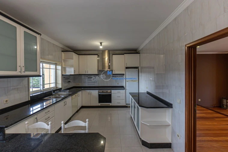 Moradia T4 para Venda em Recarei Foto 10