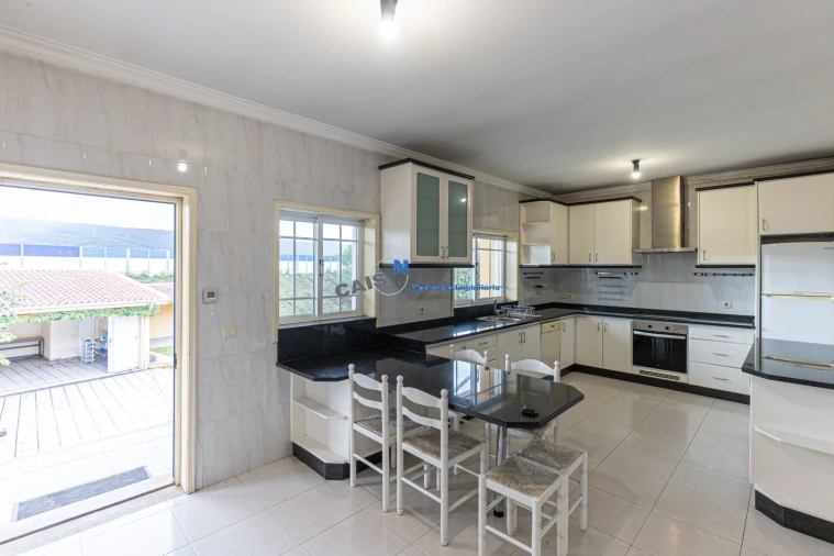 Moradia T4 para Venda em Recarei Foto 8