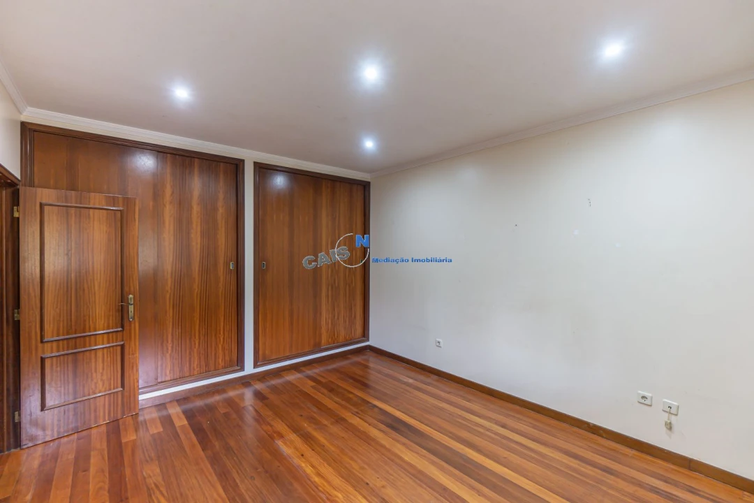 Moradia T4 para Venda em Recarei Foto 30