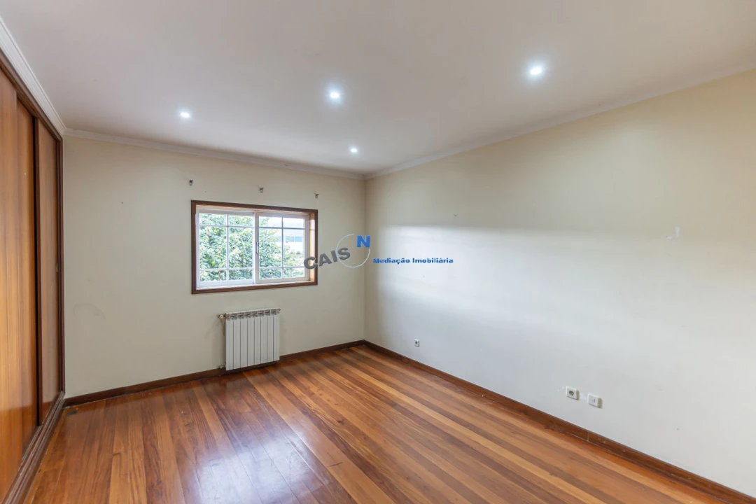 Moradia T4 para Venda em Recarei Foto 21