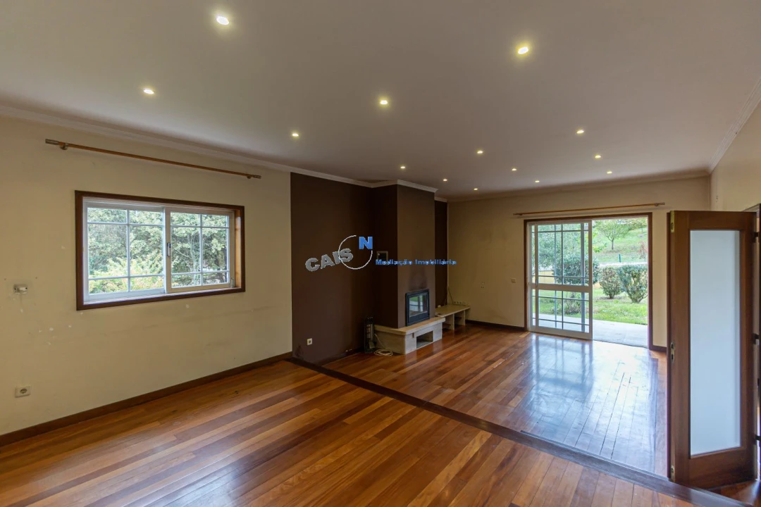 Moradia T4 para Venda em Recarei Foto 12