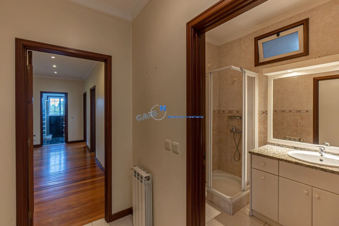 Moradia T4 para Venda em Recarei Foto 18