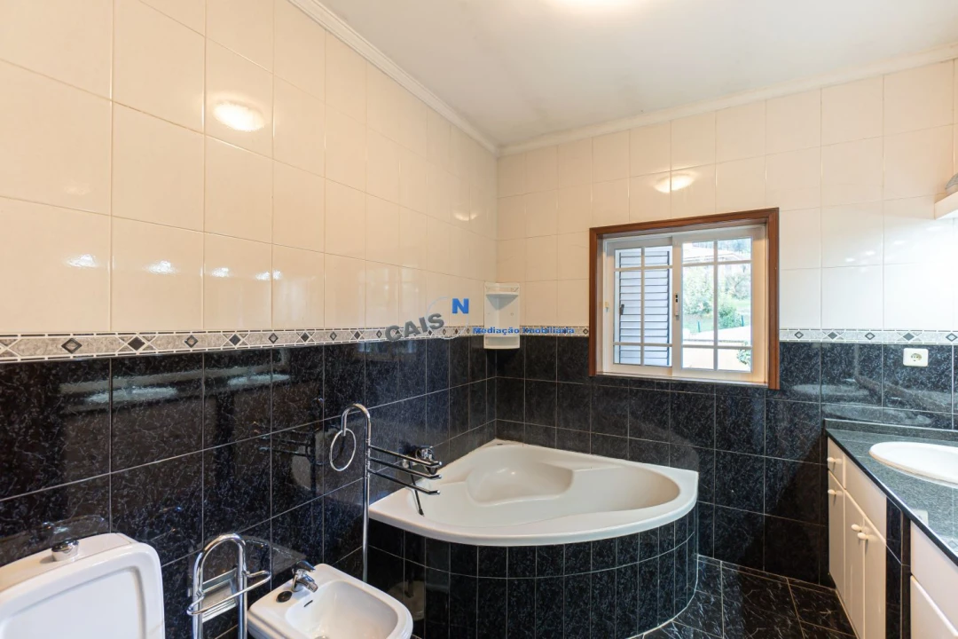 Moradia T4 para Venda em Recarei Foto 29