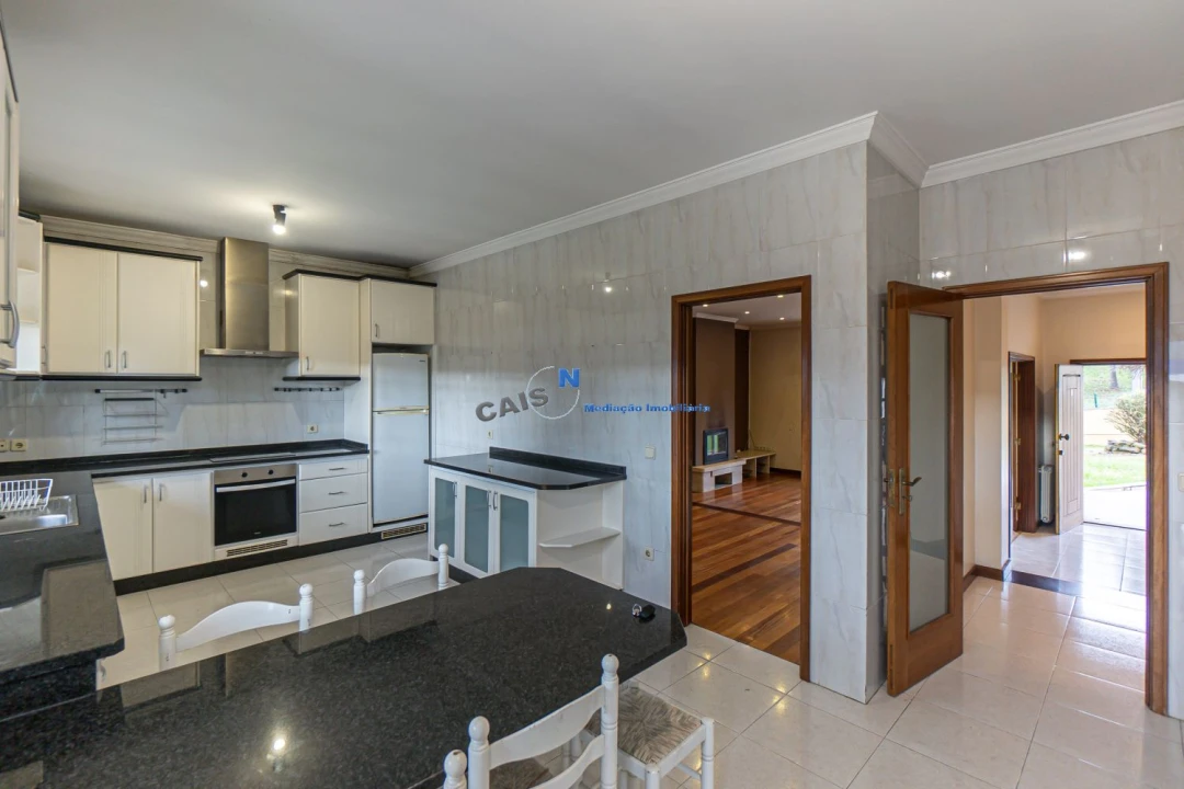 Moradia T4 para Venda em Recarei Foto 9