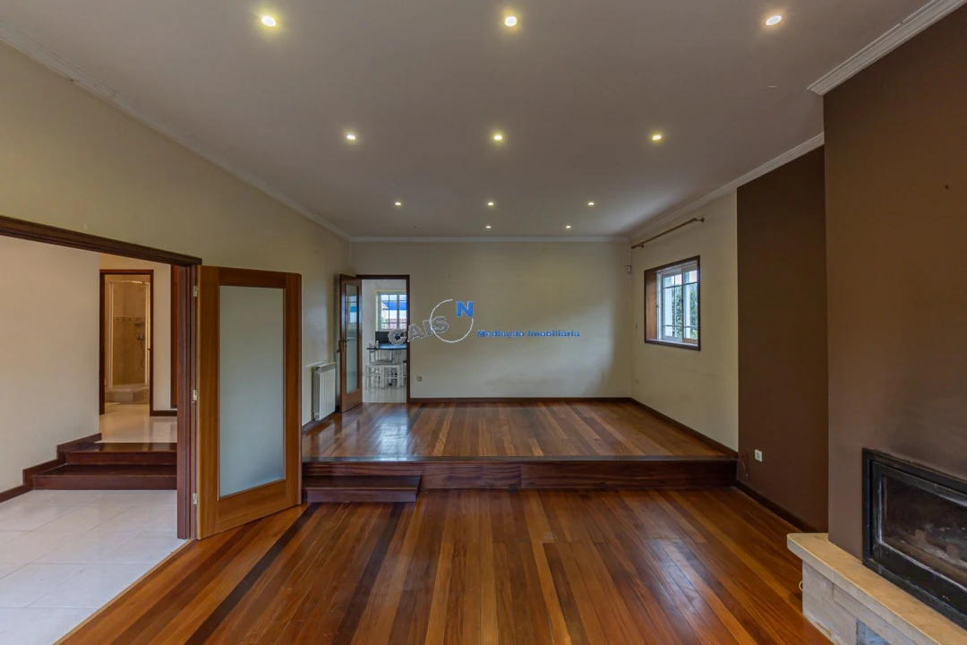 Moradia T4 para Venda em Recarei Foto 15