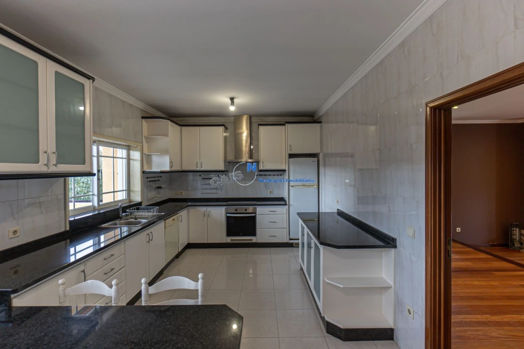 Moradia T4 para Venda em Recarei Foto 10