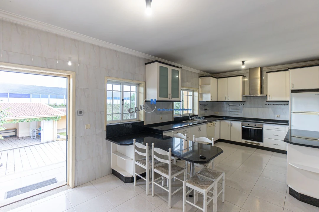 Moradia T4 para Venda em Recarei Foto 8