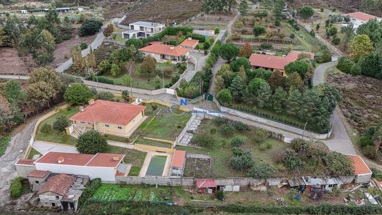 Moradia T4 para Venda em Recarei Foto 4