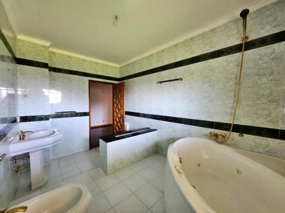 Armazém para Venda em Ruivães e Novais Foto 27