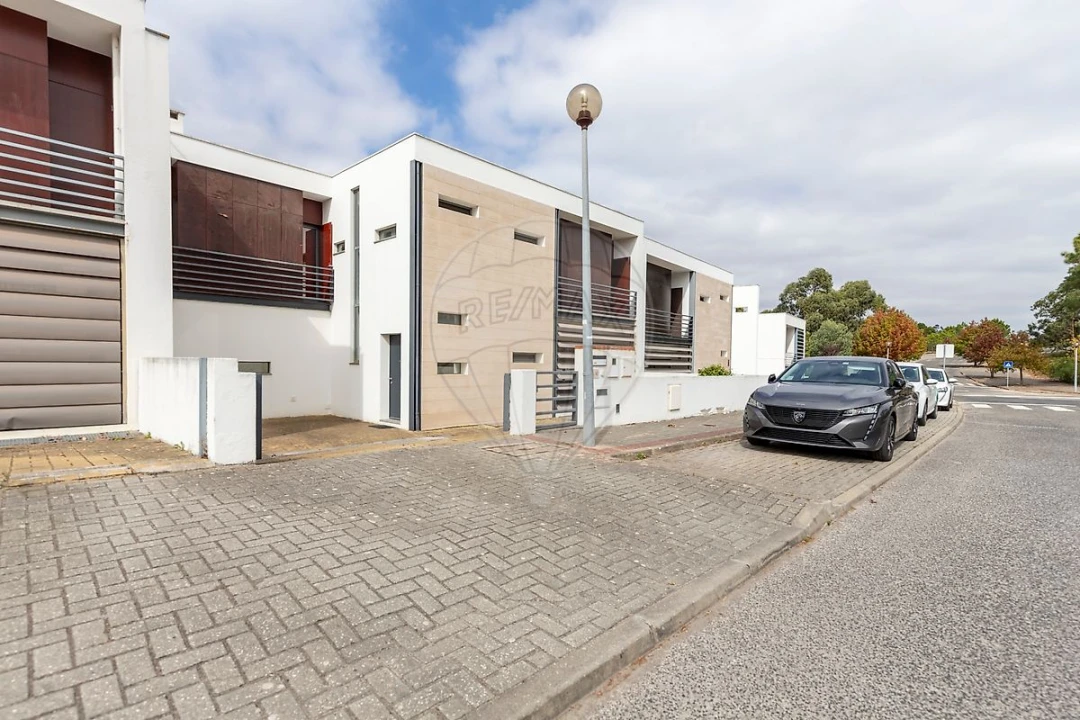 Moradia T3 para Venda em Santa Maria, São Pedro e Matacães Foto 3