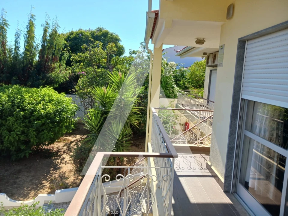 Moradia T4 para Arrendamento em Quelfes Foto 12