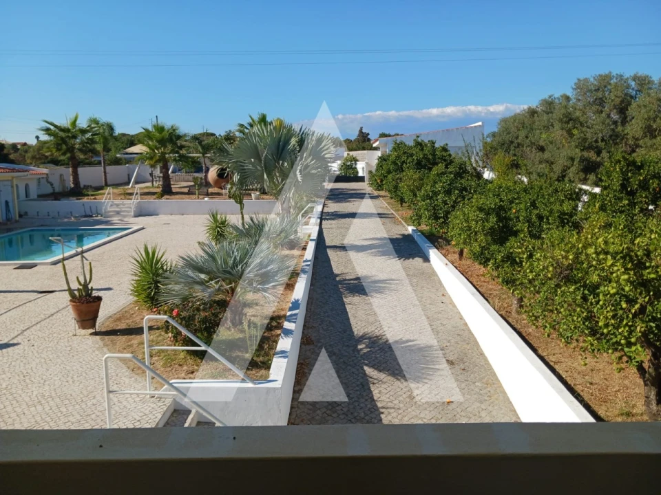 Moradia T4 para Arrendamento em Quelfes Foto 22