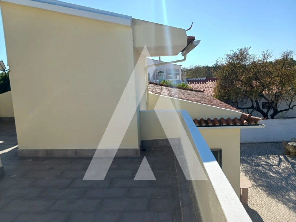 Moradia T4 para Arrendamento em Quelfes Foto 28