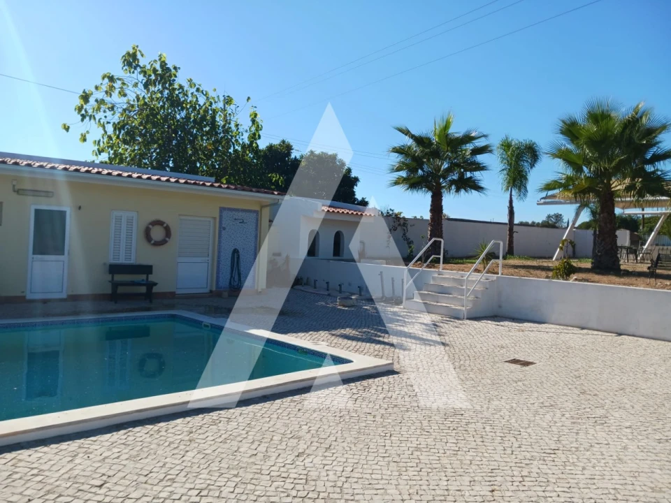 Moradia T4 para Arrendamento em Quelfes Foto 31