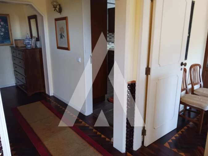 Moradia T4 para Arrendamento em Quelfes Foto 2