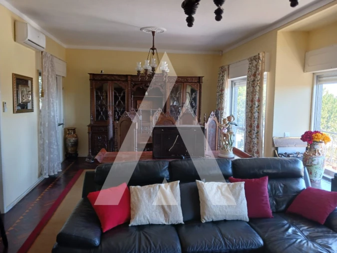 Moradia T4 para Arrendamento em Quelfes Foto 10