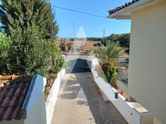 Moradia T4 para Arrendamento em Quelfes Foto 26