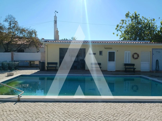 Moradia T4 para Arrendamento em Quelfes