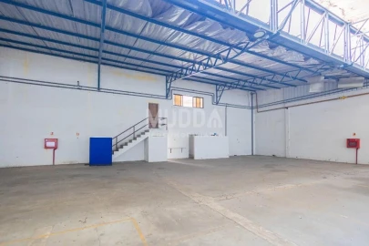 Armazém para Arrendamento em Oiã