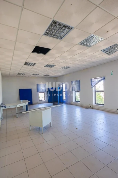 Armazém para Arrendamento em Oiã