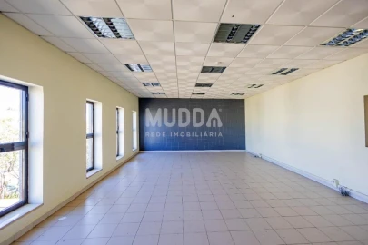 Armazém para Venda em Oiã