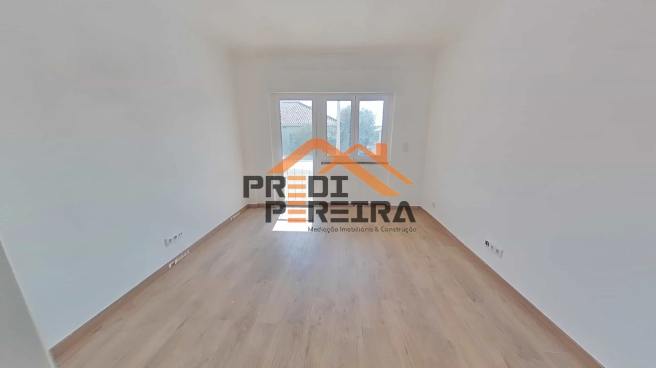 Apartamento T3 para Venda em Póvoa de Santo Adrião e Olival Basto Foto 2
