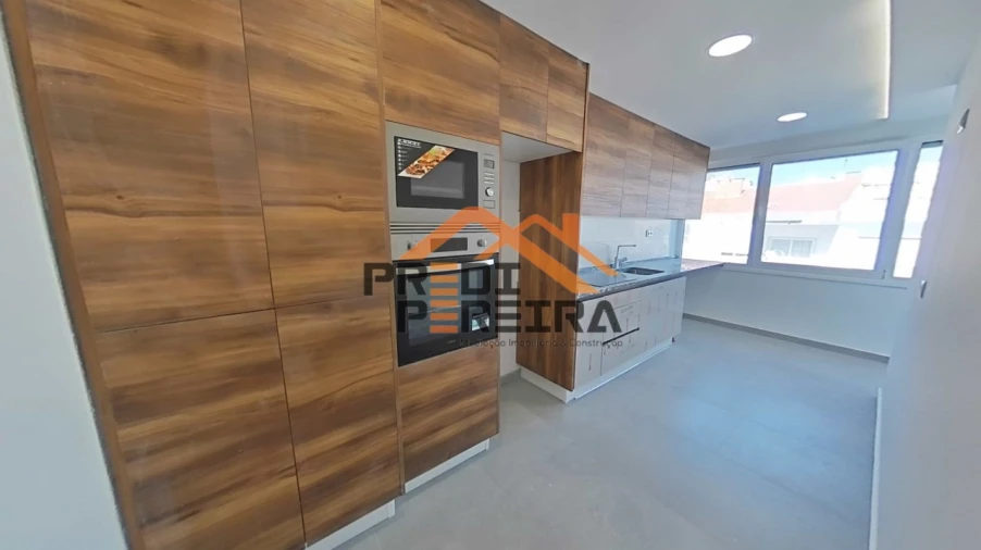 Apartamento T3 para Venda em Póvoa de Santo Adrião e Olival Basto Foto 4