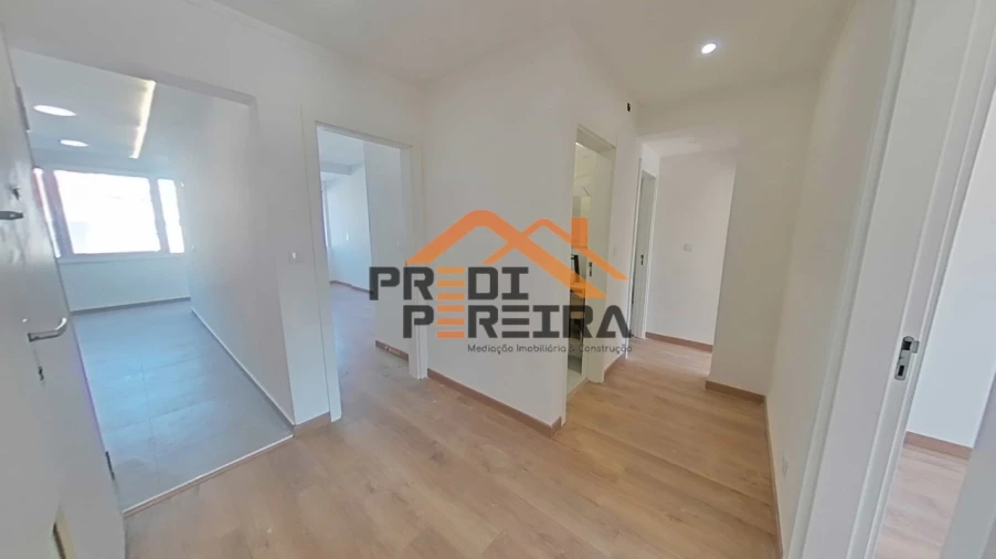 Apartamento T3 para Venda em Póvoa de Santo Adrião e Olival Basto Foto 1