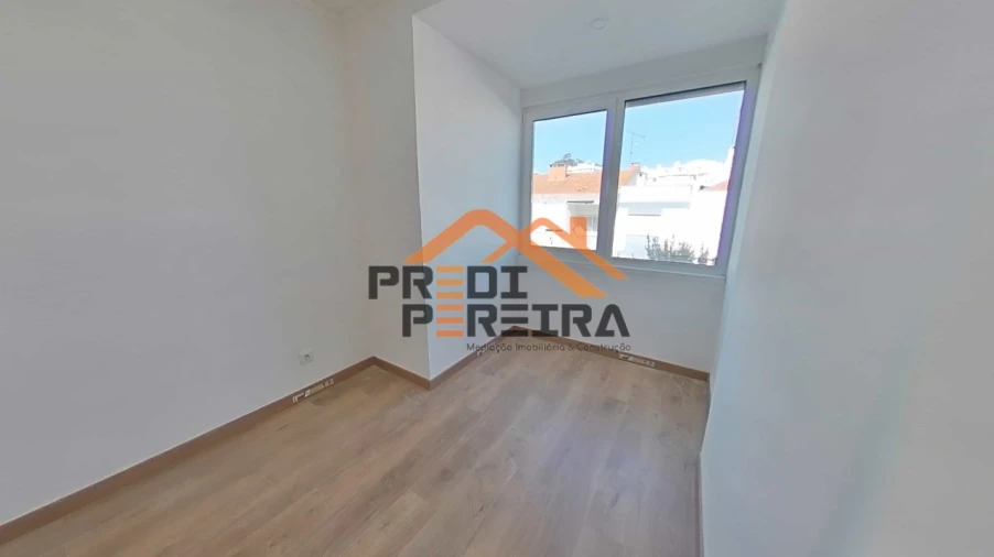 Apartamento T3 para Venda em Póvoa de Santo Adrião e Olival Basto Foto 11