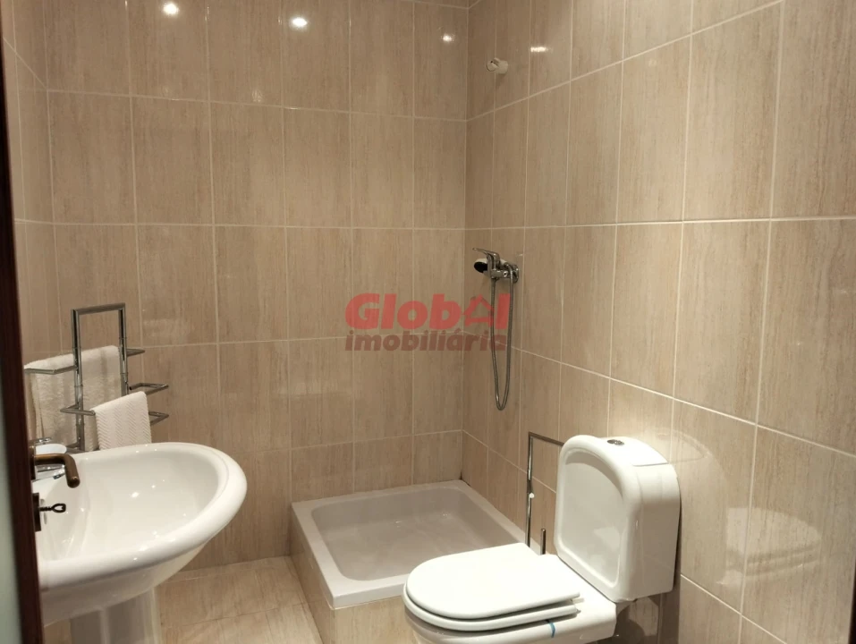 Moradia T3 para Venda em Cavernães Foto 16