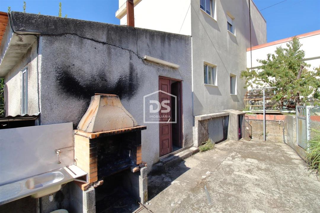 Moradia T4 para Venda em Santiago de Piães Foto 2