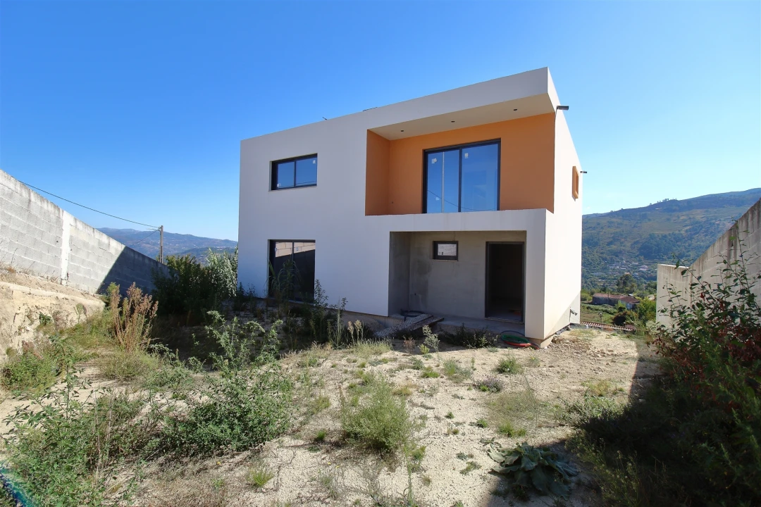 Moradia T4 para Venda em Santiago de Piães Foto 1