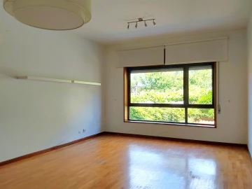 Apartamento T2 para Arrendamento em Aldoar, Foz do Douro e Nevogilde