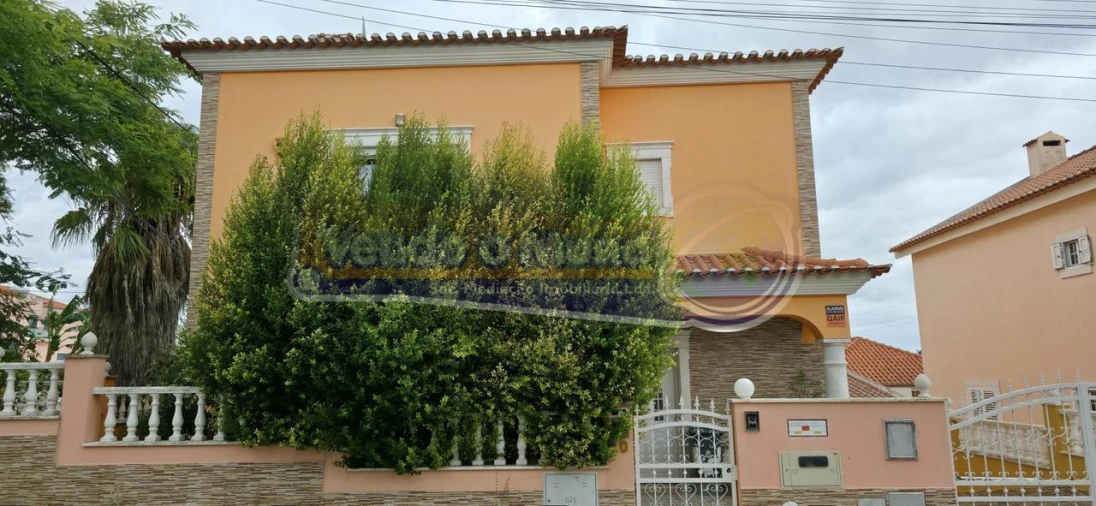 Moradia T5 para Venda em Santa Iria de Azoia, São João da Talha e Bobadela Foto 1