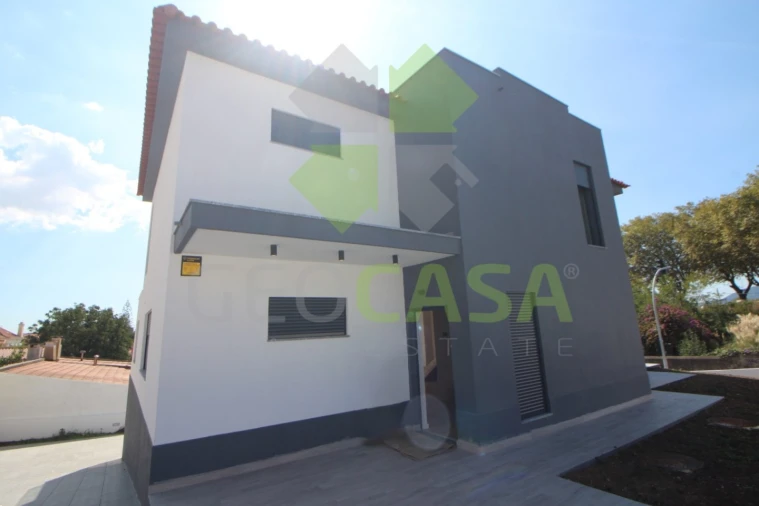 Moradia T4 para Venda em Rio de Mouro Foto 2